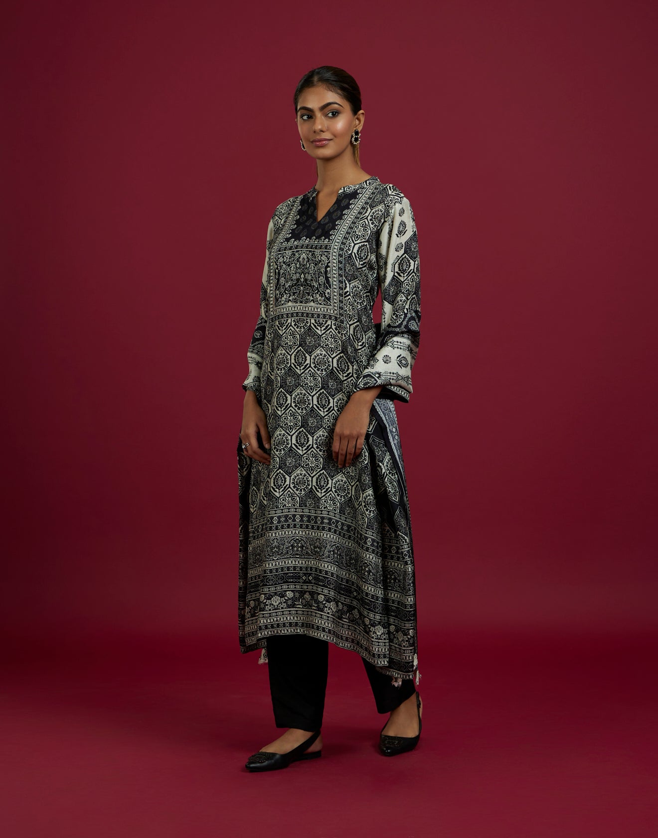 Black And White Mughal Print Straight Cut Kurta Set