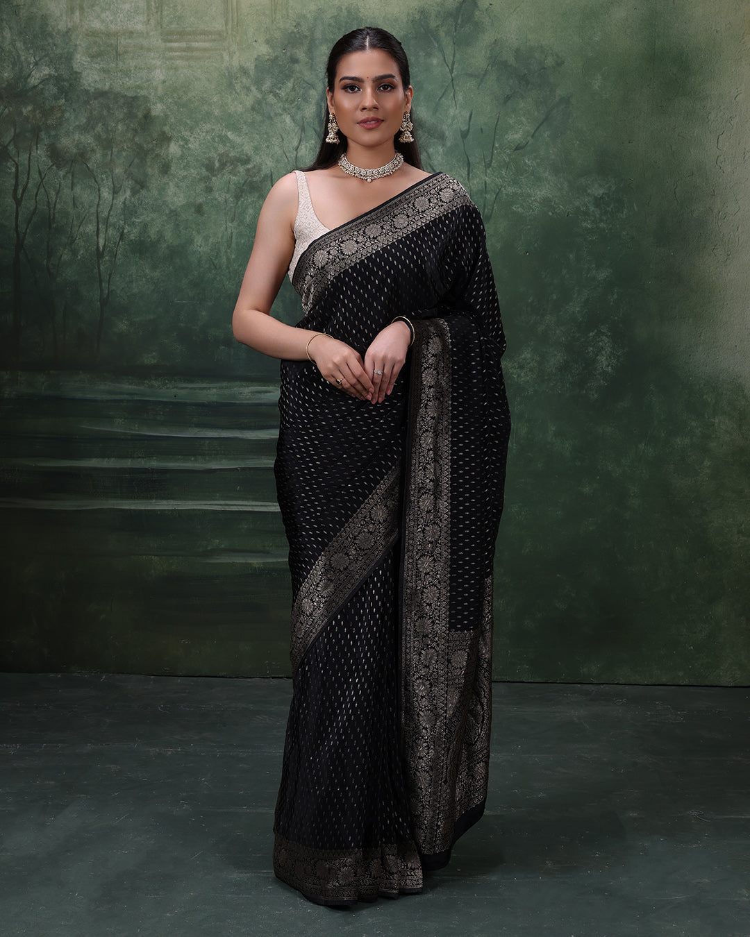 Midnight Charm Dola Silk Saree With Unstitched Blouse Fabric