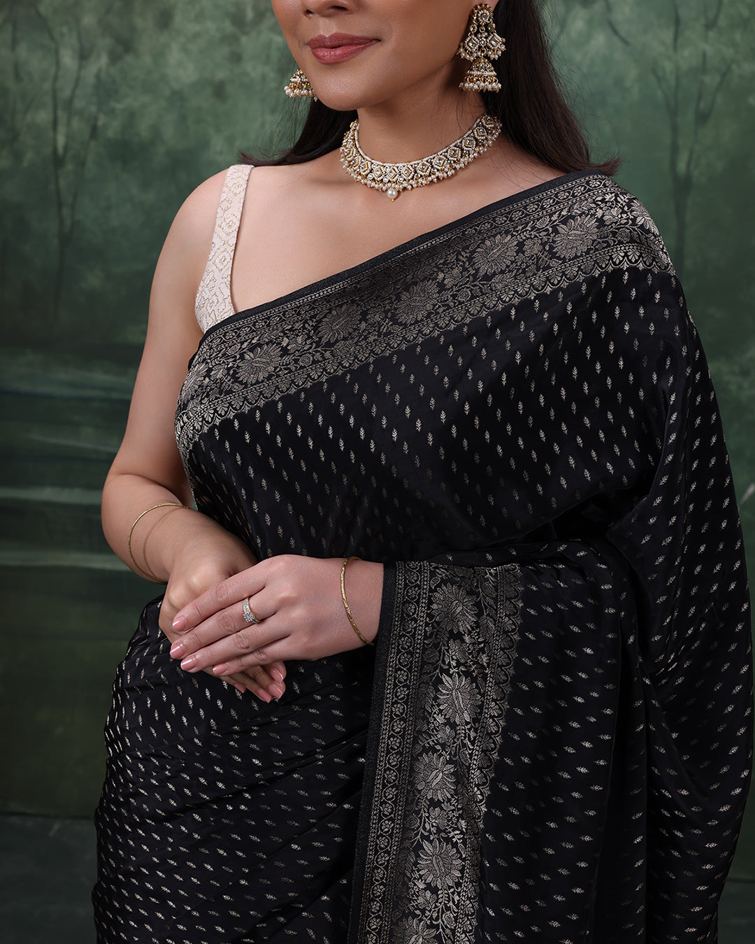 Midnight Charm Dola Silk Saree With Unstitched Blouse Fabric